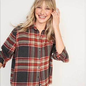 Old navy boyfriend shirt size medium tall- gently used, minor pills sz M Tall